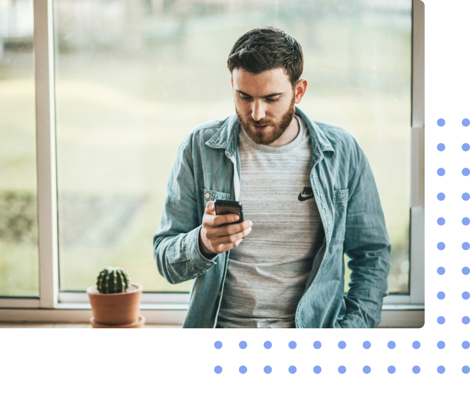 Homem olhando para seu celular